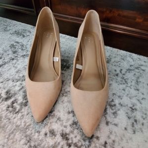 Nude Pumps